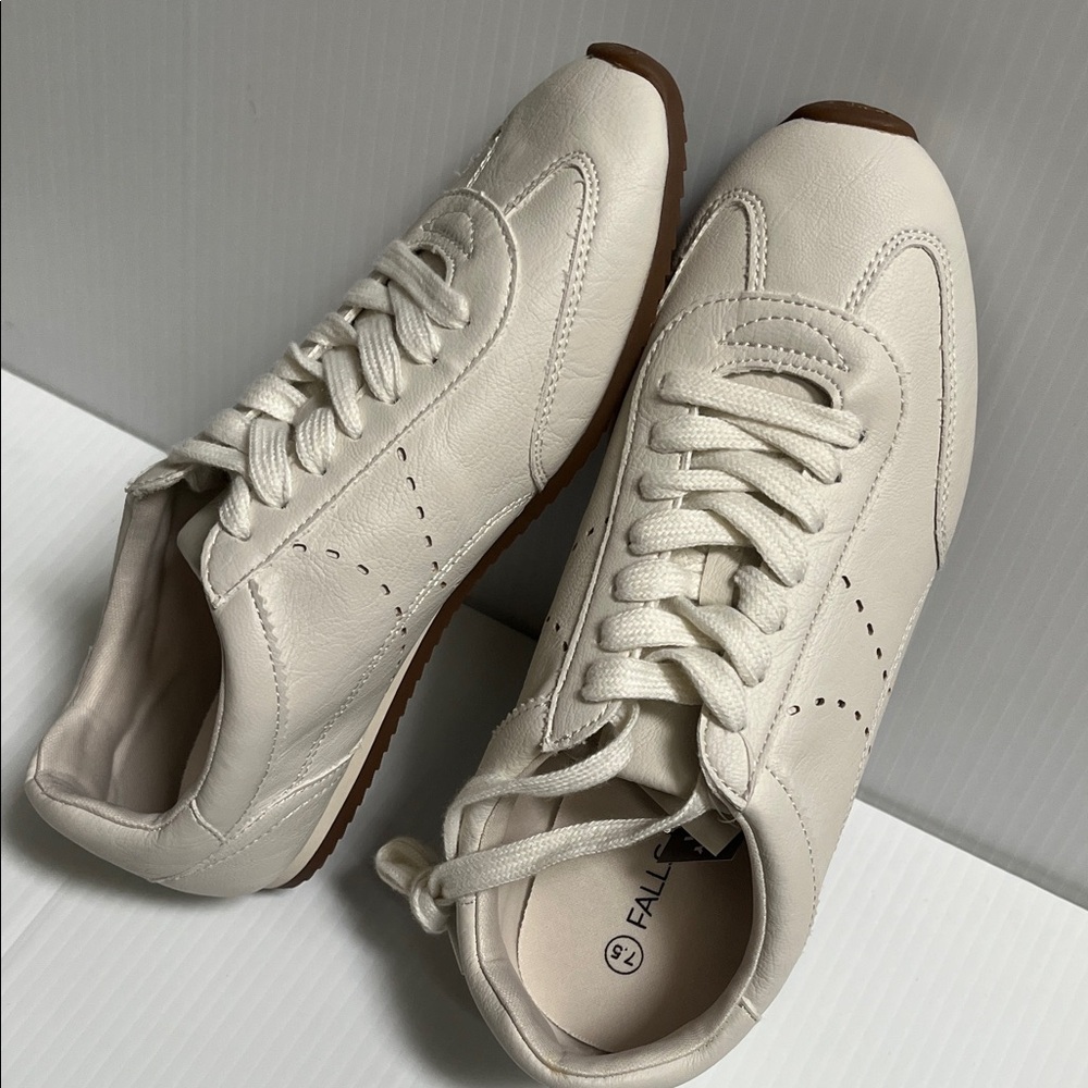 Crean Women’s Falls Creek Fashion Sneakers.